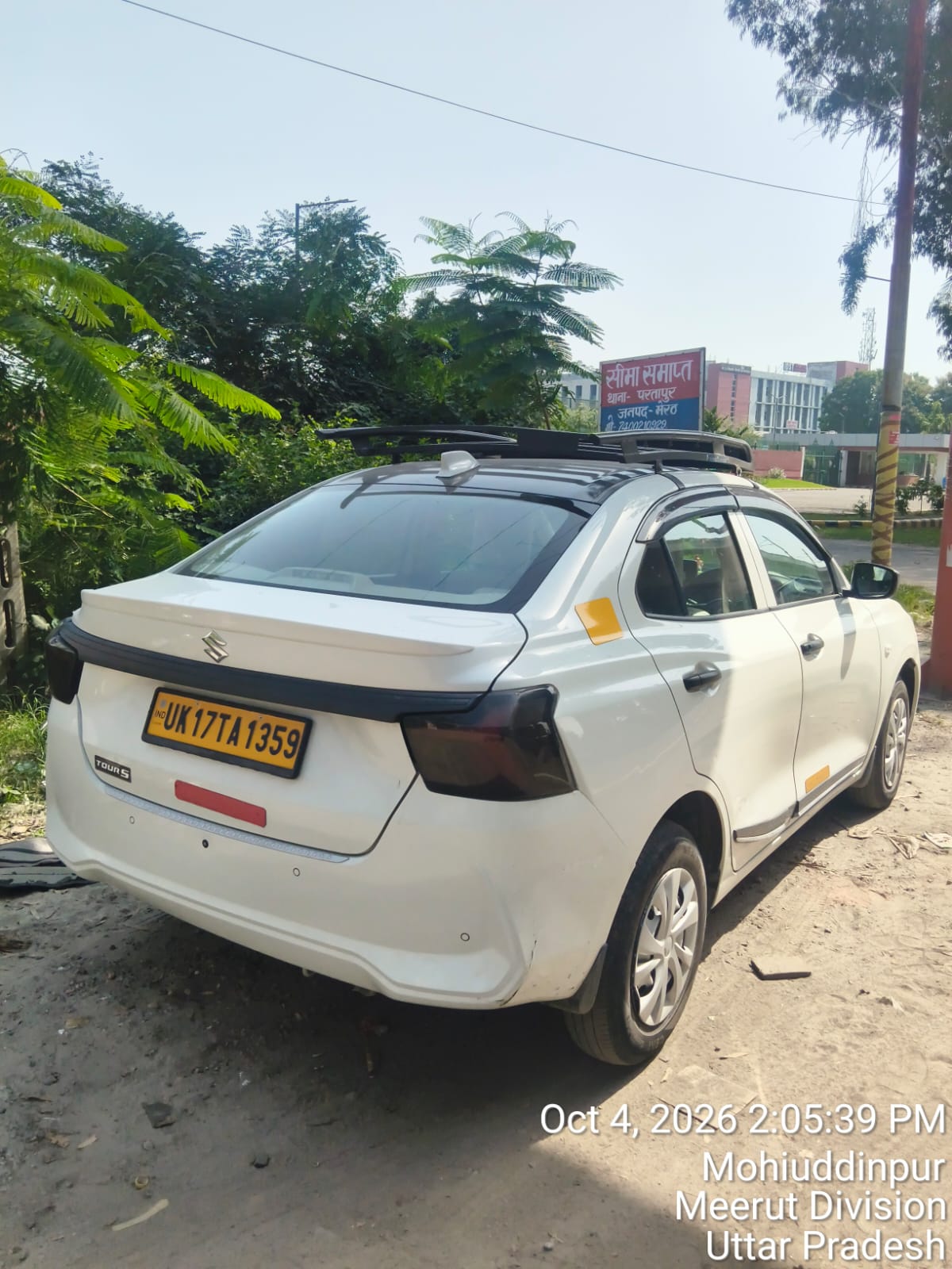 Sedan cab rear three-quarter view, full photo